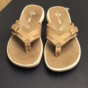 Clarks flip flops with adjustable Velcro side strap, women size 5M, tan